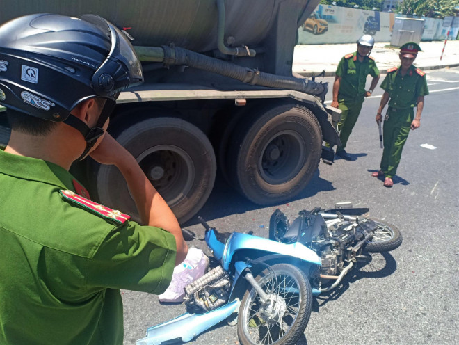 Dừng đèn đỏ, một phụ nữ bị xe đầu kéo tông đứt lìa tay chân - 2