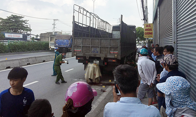 “Đóng” vào đuôi vào xe tải, thanh niên chạy xe máy chết thảm - 1