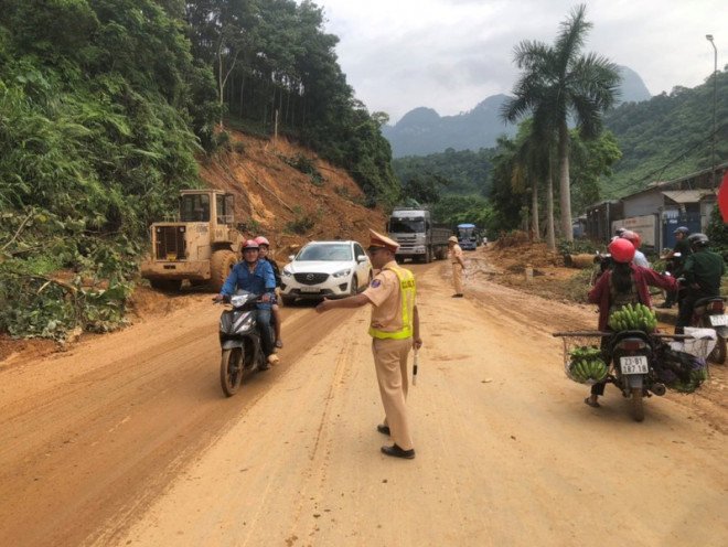 CSGT căng mình giữa mưa lũ lịch sử ở Hà Giang - 3