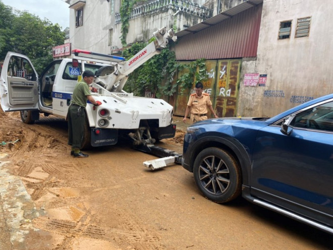 CSGT căng mình giữa mưa lũ lịch sử ở Hà Giang - 4