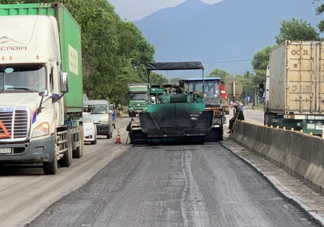 Nhiều tuyến đường miền Trung bị hằn lún sau 2 tháng nắng nóng lịch sử - 3