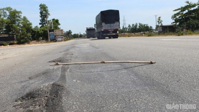 Nhiều tuyến đường miền Trung bị hằn lún sau 2 tháng nắng nóng lịch sử - 2