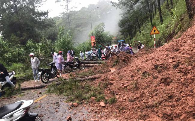 Sạt lở trong mưa to, Đà Lạt yêu cầu khách sạn di dời du khách - 1