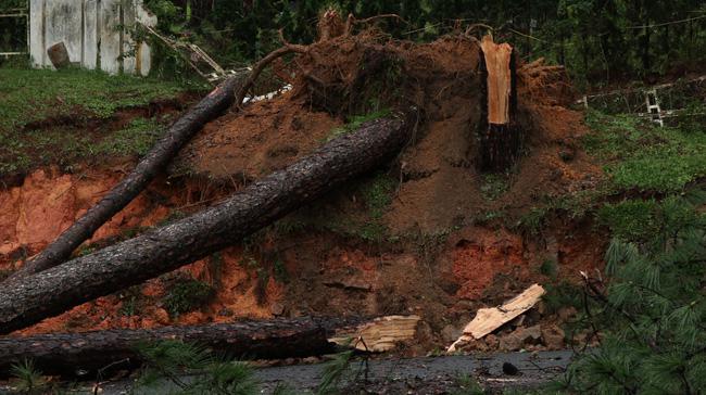 Sạt lở trong mưa to, Đà Lạt yêu cầu khách sạn di dời du khách - 5