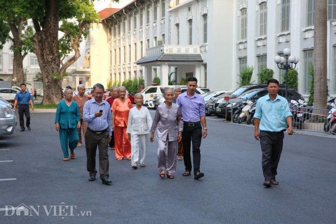 300 Mẹ Việt Nam anh hùng về Thủ đô và những chia sẻ xúc động - 14