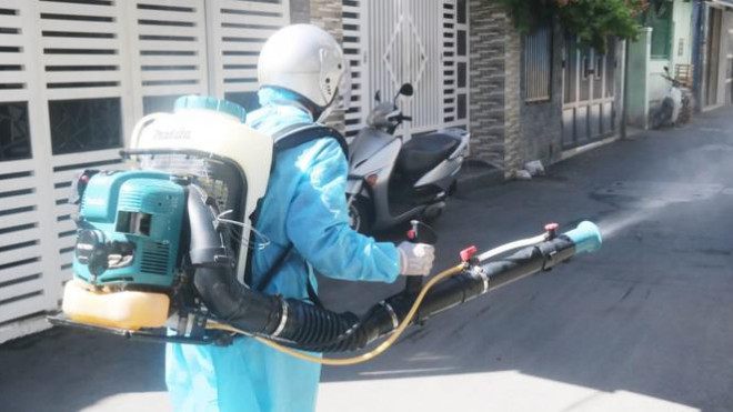 Khử khuẩn nhà riêng, khu phố nơi bệnh nhân mới nhất mắc COVID-19 sinh sống - 2