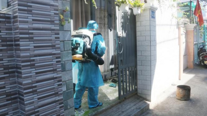 Khử khuẩn nhà riêng, khu phố nơi bệnh nhân mới nhất mắc COVID-19 sinh sống - 6
