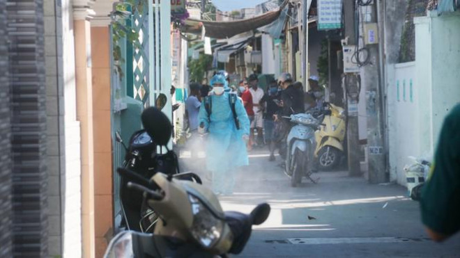 Khử khuẩn nhà riêng, khu phố nơi bệnh nhân mới nhất mắc COVID-19 sinh sống - 7