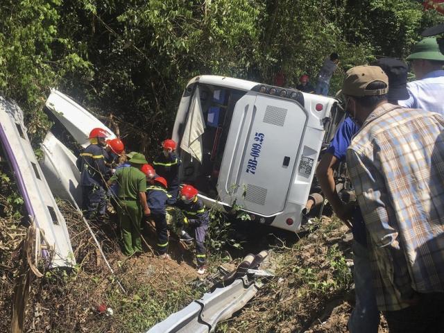 Vụ lật xe du lịch ở Quảng Bình: Đã có 13 người tử vong