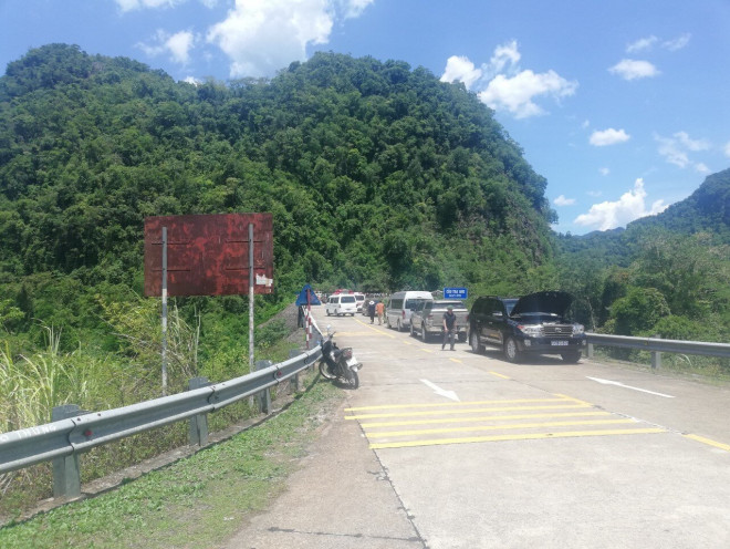 Hiện trường vụ lật xe khiến nhiều người tử vong ở Quảng Bình - 3