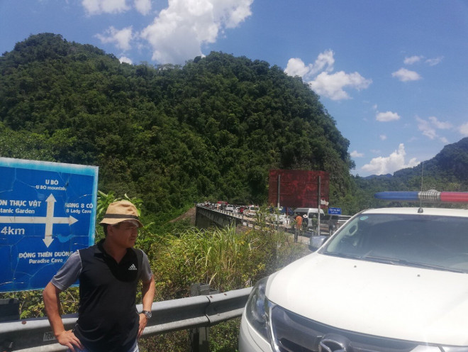 Hiện trường vụ lật xe khiến nhiều người tử vong ở Quảng Bình - 2