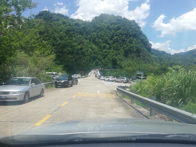 Hiện trường vụ lật xe khiến nhiều người tử vong ở Quảng Bình - 4