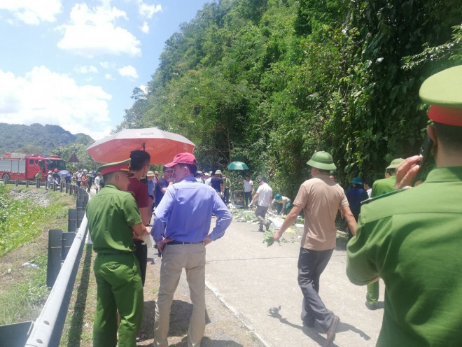 Hiện trường vụ lật xe khiến nhiều người tử vong ở Quảng Bình - 7