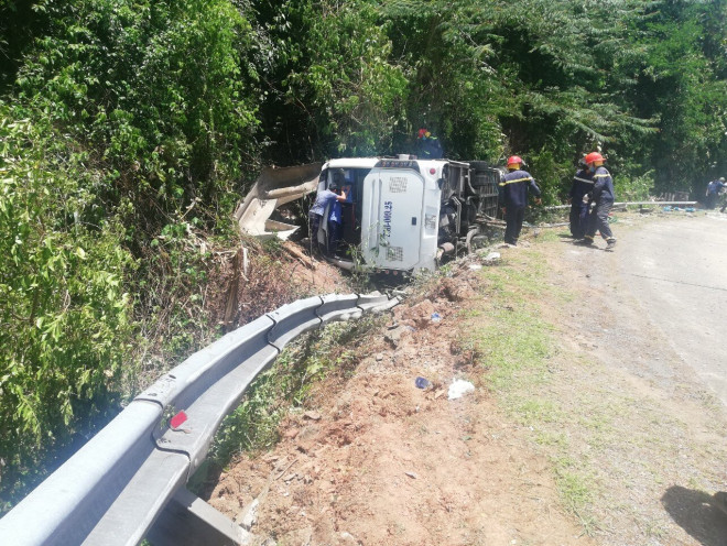 Hiện trường vụ lật xe khiến nhiều người tử vong ở Quảng Bình - 9