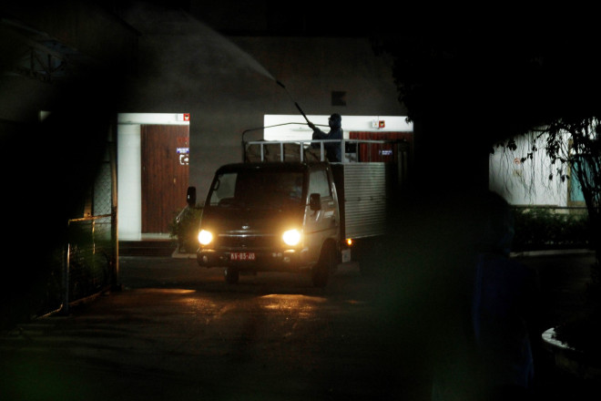 Chùm ảnh: Phun thuốc tiêu độc hai bệnh viện tại Đà Nẵng trong đêm - 2