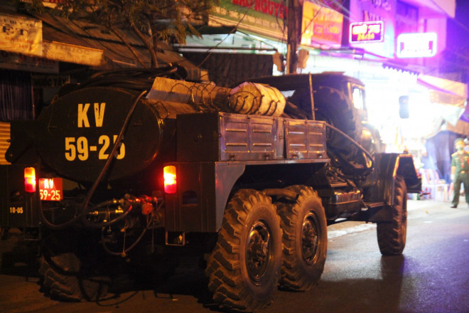 Chùm ảnh: Phun thuốc tiêu độc hai bệnh viện tại Đà Nẵng trong đêm - 5