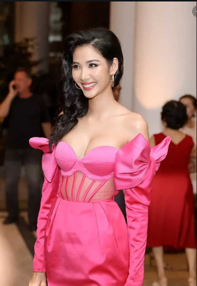 Mới đây trong tiệc cưới của Á hậu Thúy Vân, người mẫu Hoàng Thùy xuất hiện với bộ đầm hồng rực rỡ, khoe thềm ngực gợi cảm.
