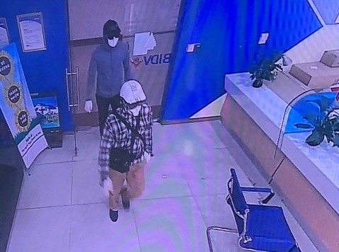 Công bố hình ảnh 2 nghi phạm nổ súng cướp ngân hàng BIDV tại Hà Nội - 1