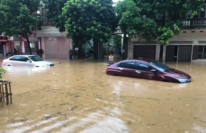 Mưa lớn khiến TP Lào Cai ngập sâu, nhiều ô tô ngụp lặn trong nước - 2