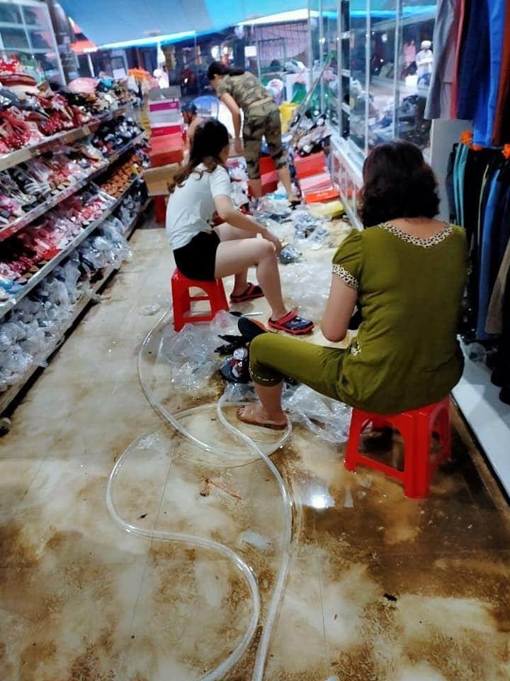 Mưa lớn khiến TP Lào Cai ngập sâu, nhiều ô tô ngụp lặn trong nước - 6