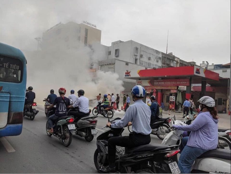 Ô tô 5 chỗ bất ngờ bốc cháy cạnh cây xăng, nhiều người hoảng sợ - 2