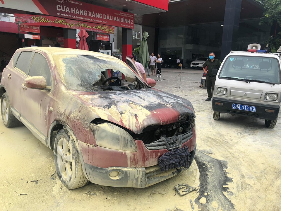 Ô tô 5 chỗ bất ngờ bốc cháy cạnh cây xăng, nhiều người hoảng sợ - 4