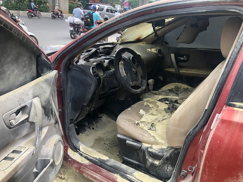 Ô tô 5 chỗ bất ngờ bốc cháy cạnh cây xăng, nhiều người hoảng sợ - 7