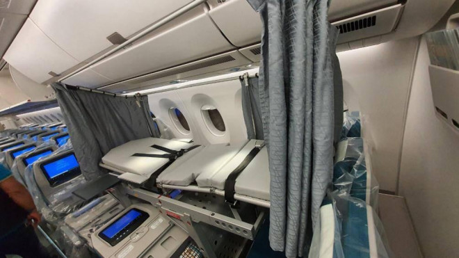 Bên trong máy bay đón 129 người dương tính COVID-19 từ Guinea Xích đạo - 4