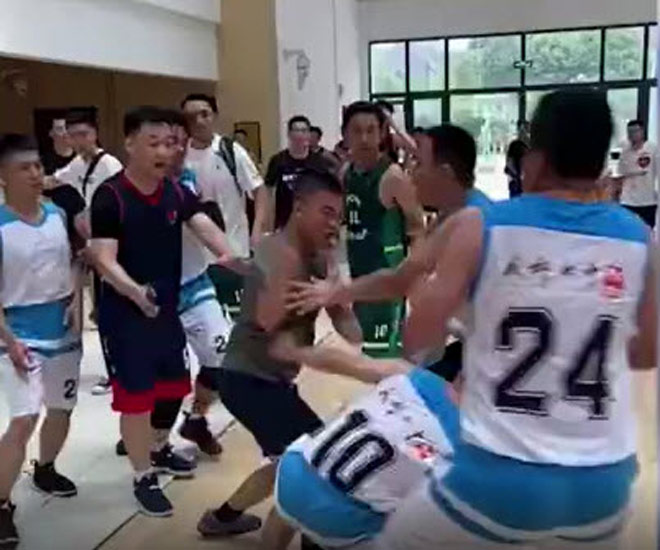 Cả đội bóng đánh trọng tài, 1 cầu thủ đột tử: Chấn động bóng rổ Trung Quốc - 1
