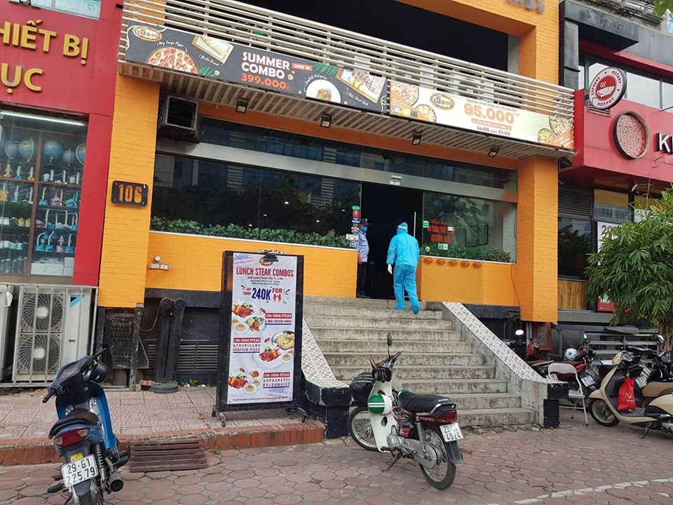 Phun thuốc khử trùng quán pizza ở Hà Nội - 2