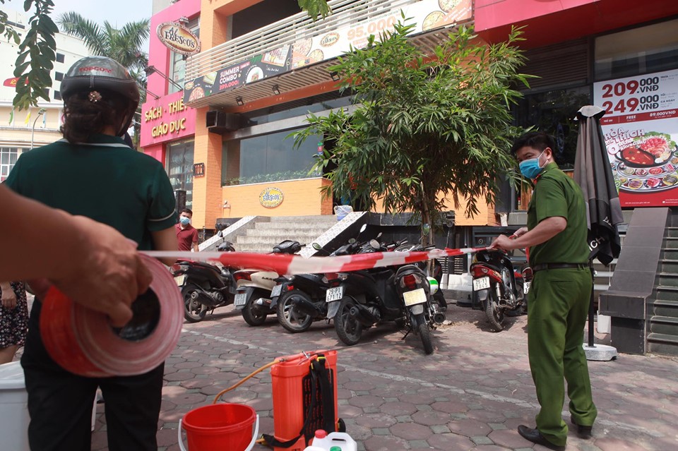 Phun thuốc khử trùng quán pizza ở Hà Nội - 3