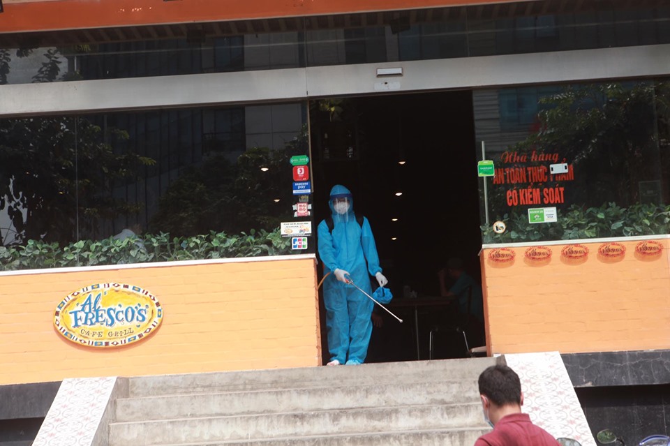 Phun thuốc khử trùng quán pizza ở Hà Nội - 5