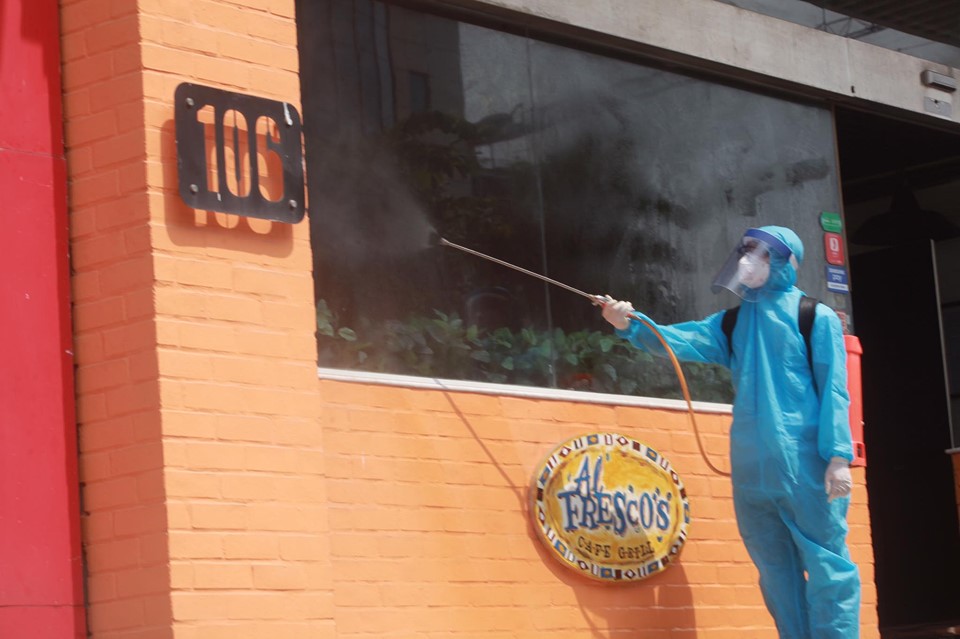 Phun thuốc khử trùng quán pizza ở Hà Nội - 6