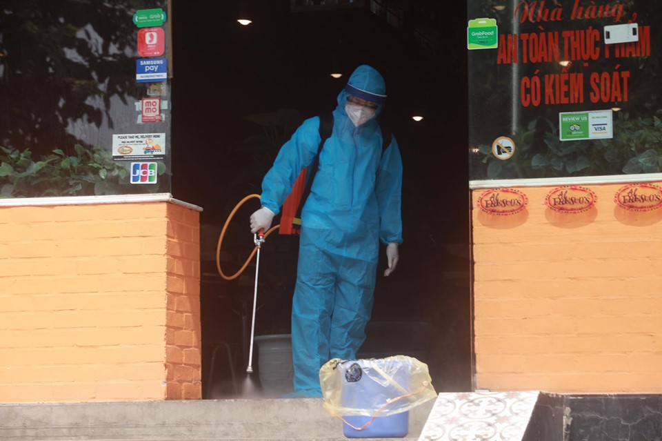 Phun thuốc khử trùng quán pizza ở Hà Nội - 7