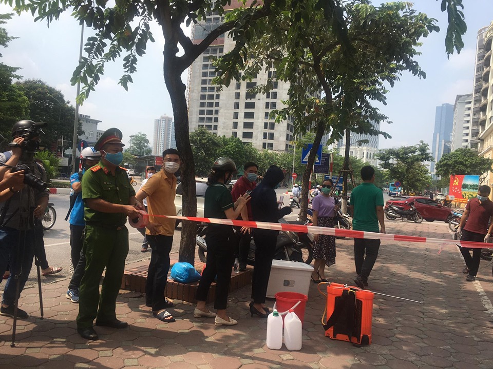 Phun thuốc khử trùng quán pizza ở Hà Nội - 8