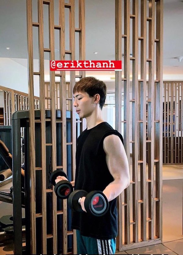 Erik hết gầy nhom, giờ body "múi nào ra múi nấy", gập ghềnh như bàn giặt gỗ - 4