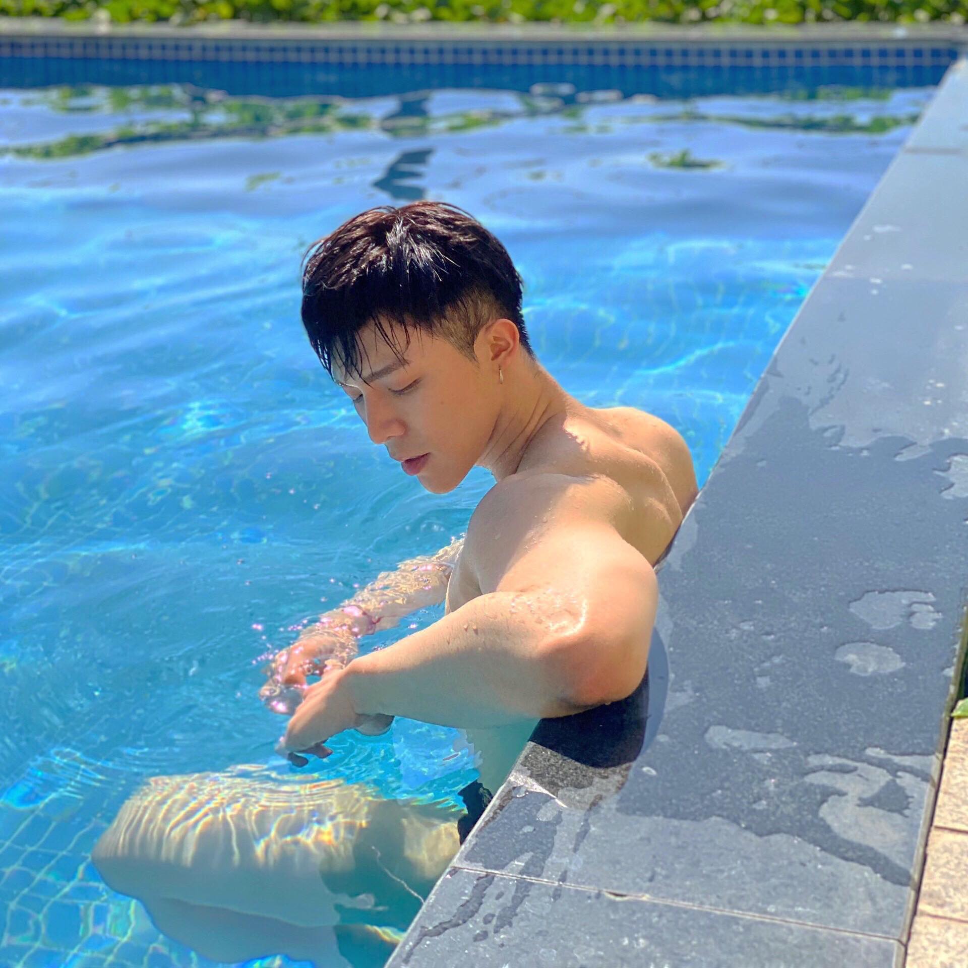 Erik hết gầy nhom, giờ body "múi nào ra múi nấy", gập ghềnh như bàn giặt gỗ - 3