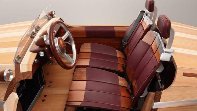 Ghế của xe cũng được làm bằng gỗ, tuy nhiên nó được bọc da để tăng độ êm ái
