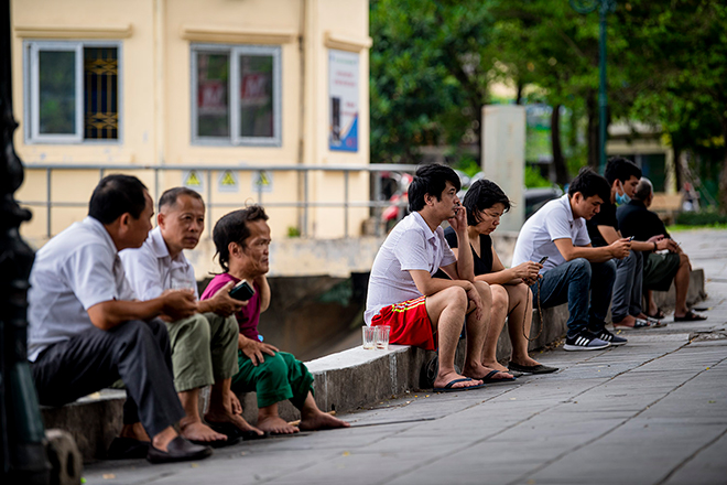 Nhiều quán nước vỉa hè tại Hà Nội vẫn hoạt động bất chấp lệnh cấm - 10