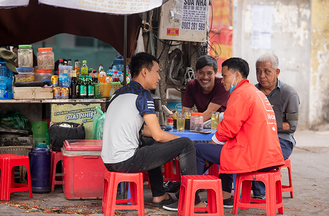 Nhiều quán nước vỉa hè tại Hà Nội vẫn hoạt động bất chấp lệnh cấm - 11