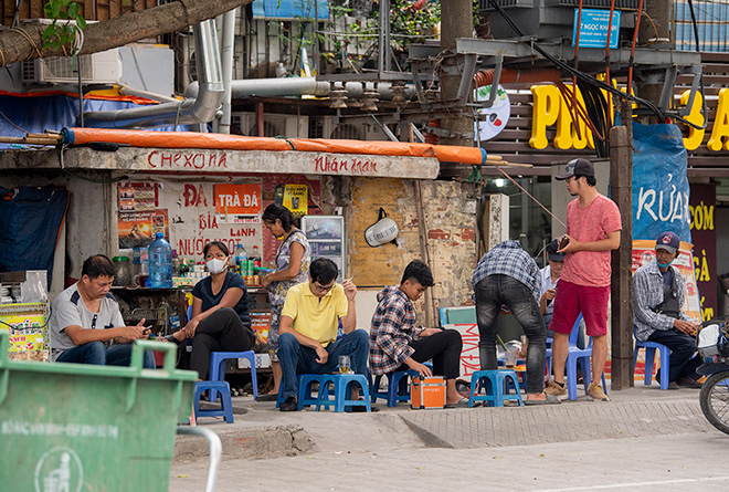 Nhiều quán nước vỉa hè tại Hà Nội vẫn hoạt động bất chấp lệnh cấm - 12