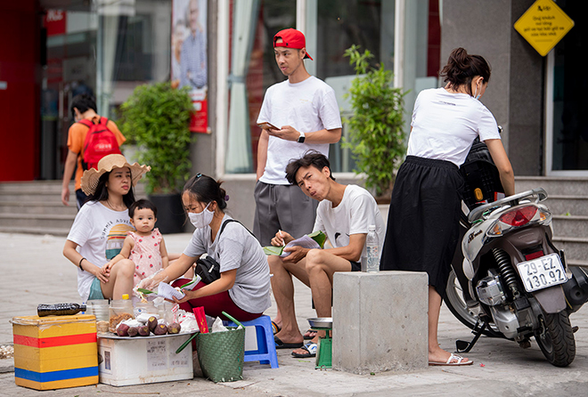 Nhiều quán nước vỉa hè tại Hà Nội vẫn hoạt động bất chấp lệnh cấm - 13