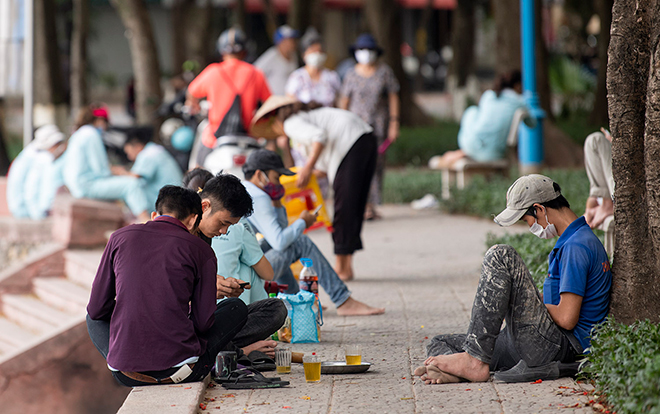 Nhiều quán nước vỉa hè tại Hà Nội vẫn hoạt động bất chấp lệnh cấm - 14