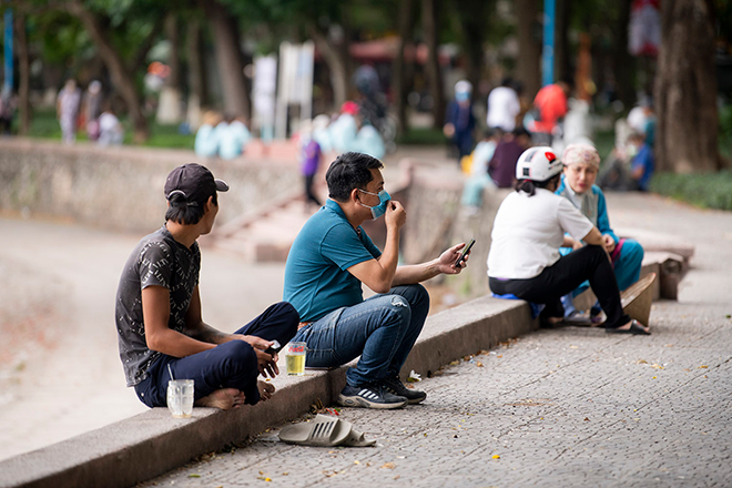 Nhiều quán nước vỉa hè tại Hà Nội vẫn hoạt động bất chấp lệnh cấm - 15