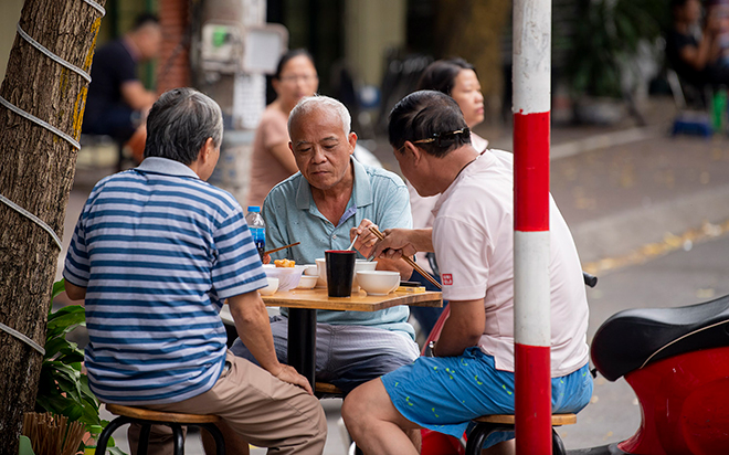 Nhiều quán nước vỉa hè tại Hà Nội vẫn hoạt động bất chấp lệnh cấm - 16