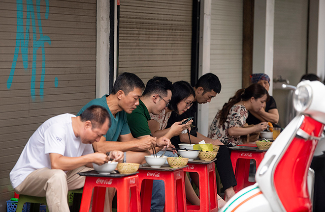 Nhiều quán nước vỉa hè tại Hà Nội vẫn hoạt động bất chấp lệnh cấm - 17