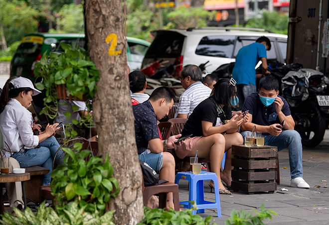 Nhiều quán nước vỉa hè tại Hà Nội vẫn hoạt động bất chấp lệnh cấm - 2