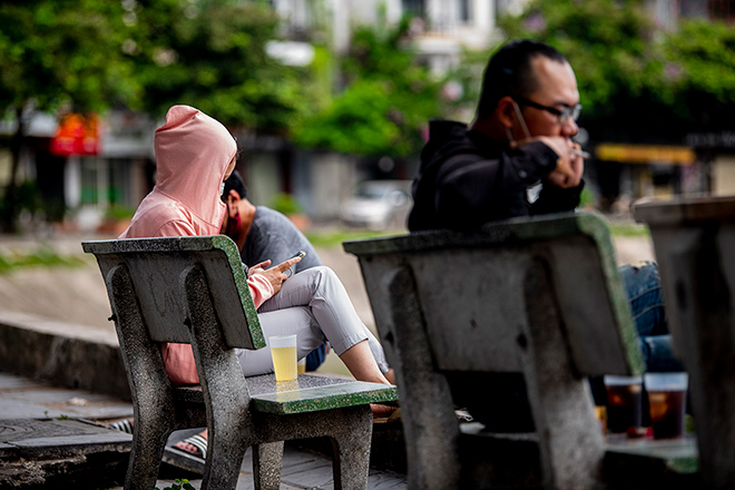 Nhiều quán nước vỉa hè tại Hà Nội vẫn hoạt động bất chấp lệnh cấm - 3