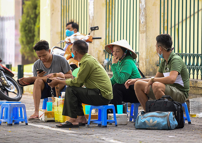 Nhiều quán nước vỉa hè tại Hà Nội vẫn hoạt động bất chấp lệnh cấm - 5