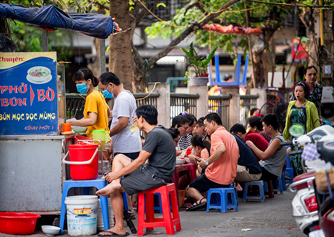 Nhiều quán nước vỉa hè tại Hà Nội vẫn hoạt động bất chấp lệnh cấm - 6